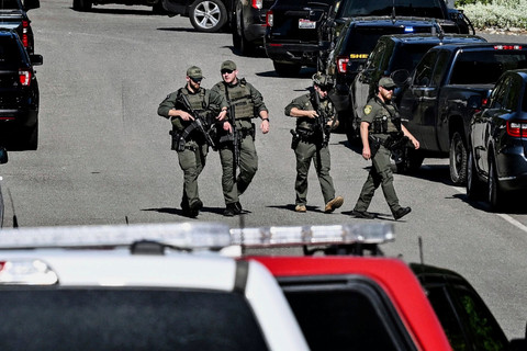Polisi dan petugas pemadam kebakaran di Gunung Canfield di Coeur d'Alene, Idaho, AS, Minggu (29/6/2025). Foto: Kathy Plonka/The Spokesman-Review via AP
