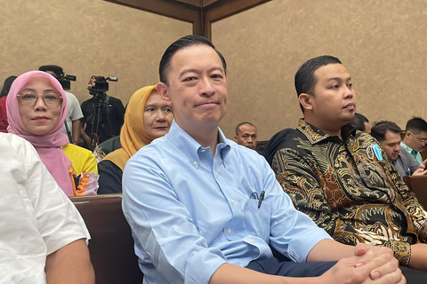 Eks Menteri Perdagangan Thomas Trikasih Lembong atau Tom Lembong, jelang diperiksa sebagai saksi kasus dugaan importasi gula, dengan terdakwa eks Direktur Pengembangan Bisnis PT PPI, Charles Sitorus, di Pengadilan Tipikor Jakarta, Senin (30/6/2025). Foto: Fadhil Pramudya/kumparan