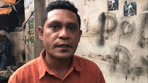 Gafar Bahta warga Desa Lumoy Ambalau yang terdampak banjir banjir. dok Istimewa
