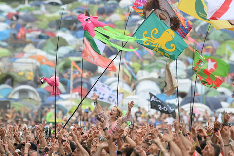 Penonton di Festival Glastonbury, Worthy Farm di Pilton, Somerset, Inggris, Sabtu (28/6/2025). Foto: Jaimi Joy/REUTERS