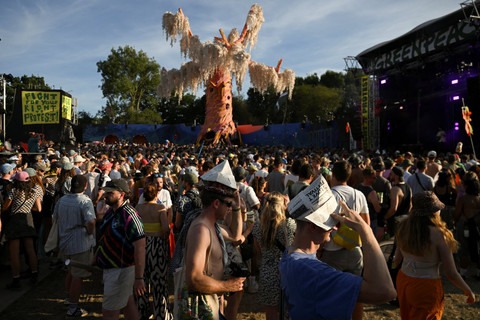 Penonton di Festival Glastonbury, Worthy Farm di Pilton, Somerset, Inggris, Sabtu (28/6/2025). Foto: Jaimi Joy/REUTERS 