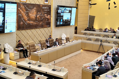 Rapat Komisi II DPR RI bersama Menteri PANRB Rini Widyantini, Kepala BKN Zudan Arif Fakrulloh, dan Dirjen Otonomi Daerah Kemendagri di Kompleks Parlemen Senayan, Jakarta pada Senin (30/6/2025). Foto: Luthfi Humam/kumparan