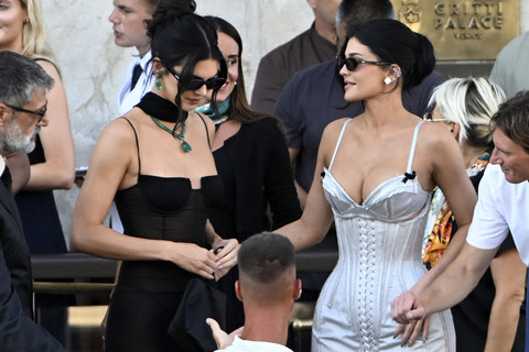 Kendall dan Kylie Jenner hadiri pernikahan Lauren Sanchez dan Jeff Besoz di Venice, Italia. Foto: AFP