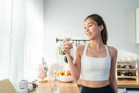 Ilustrasi konsumsi air minum yang melalui proses distilasi untuk jaga kesehatan tubuh. Foto: Shutterstock