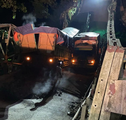 Kondisi truk yang terperosok ke sungai. (ist)