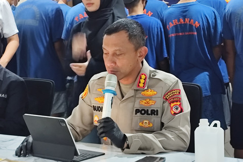 Kapolrestabes Bandung Kombes Pol Budi Sartono dalam konferensi pers kasus narkotika dan obat-obatan di Aula Sat Res Narkoba, Kota Bandung, Jawa Barat, Senin (30/5/2025). Foto: Alya Zahra/kumparan