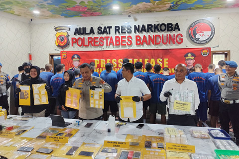 Kapolrestabes Bandung Kombes Pol Budi Sartono dalam konferensi pers kasus narkotika dan obat-obatan di Aula Sat Res Narkoba, Kota Bandung, Jawa Barat, Senin (30/5/2025). Foto: Alya Zahra/kumparan