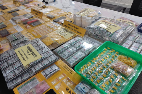 Konferensi pers kasus narkotika dan obat-obatan di Aula Sat Res Narkoba, Kota Bandung, Jawa Barat, Senin (30/5/2025). Foto: Alya Zahra/kumparan 