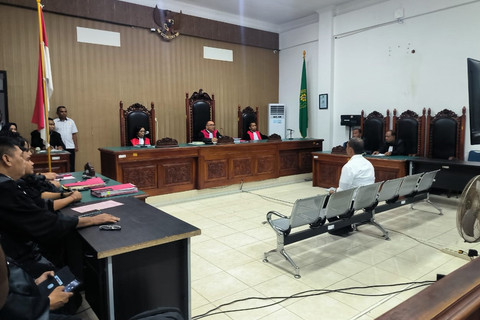 Eks Kapolres Ngada AKBP Fajar Widyadharma Lukman Sumaatmaja menjalani sidang perdana secara tertutup di Pengadilan Negeri (PN) Kota Kupang, Senin (30/6/2025). Foto: Humas Kejati NTT