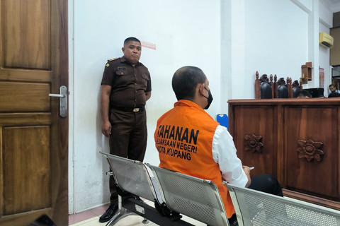 Eks Kapolres Ngada AKBP Fajar Widyadharma Lukman Sumaatmaja menjalani sidang perdana secara tertutup di Pengadilan Negeri (PN) Kota Kupang, Senin (30/6/2025). Foto: Humas Kejati NTT