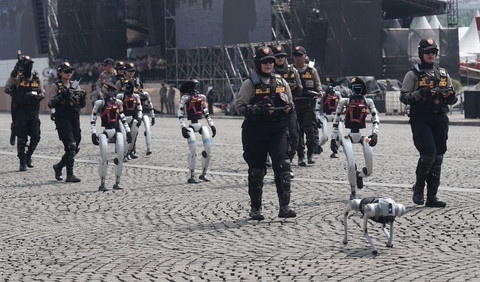 Proses latihan Robot Humanoid jelang perayaan HUT Bhayangkara Ke-79 pada Selasa (1/7/2025). Foto: Dok. Polri