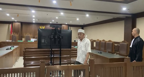 Lurah Kelapa Dua, Kebon Jeruk, Jakarta Barat periode 2015-2017, Herman, usai menjalani sidang tuntutan terkait kasus pemerasan terhadap warganya dalam pengurusan jual beli tanah, di Pengadilan Tipikor Jakarta, Senin (30/6/2025). Foto: Fadhil Pramudya/kumparan