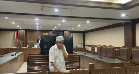 Lurah Kelapa Dua, Kebon Jeruk, Jakarta Barat periode 2015-2017, Herman, usai menjalani sidang tuntutan terkait kasus pemerasan terhadap warganya dalam pengurusan jual beli tanah, di Pengadilan Tipikor Jakarta, Senin (30/6/2025). Foto: Fadhil Pramudya/kumparan