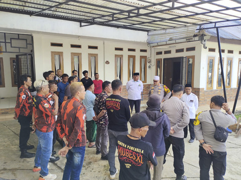 Warga dan Forkopimda bersihkan bekas puing vila yang dijadikan rumah ibadah di Sukabumi. Foto: Dok. Istimewa