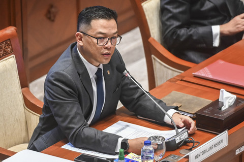 Menteri Luar Negeri Sugiono menyampaikan paparan saat mengikuti rapat kerja bersama Komisi I DPR di Kompleks Parlemen, Senayan, Jakarta, Senin (30/6/2025). Foto: Rivan Awal Lingga/ANTARA FOTO