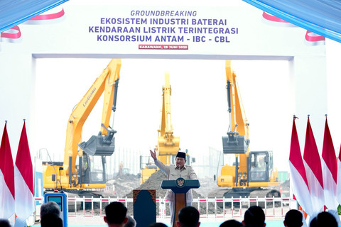Presiden Prabowo Subianto meresmikan groundbreaking ekosistem industri baterai kendaraan listrik terintegrasi di Karawang, Jawa Barat, pada Minggu (29/6). Foto: Dok. Pertamina