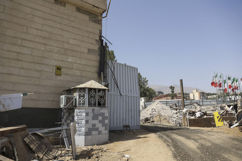 Suasana bangunan penjara yang hancur akibat serangan udara Israel di penjara Evin, Teheran, Iran, Senin (23/6/2025). Foto: WANA (West Asia News Agency) via REUTERS