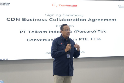 Direktur Network Telkom Nanang Hendarno saat memberikan sambutan pada acara penandatanganan perjanjian kerja sama penyediaan layanan Content Delivery Network as a Service (CDN as a Service/CaaS) di Indonesia antara Telkom dan Conversant di Telkom Landmark Tower, Jakarta, pada senin (23/6).