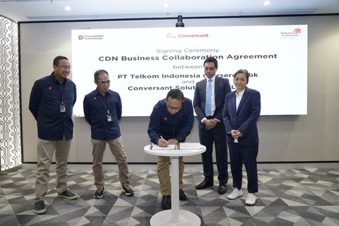 Direktur Network Telkom Nanang Hendarno, Direktur Wholesale & International Service Telkom Honesti Basyir, Executive General Manager Digital Connectivity Service Telkom Teuku Muda Nanta, Regional Director Conversant Indonesia Aiman Hakim, dan CEO Conversant Cheong Fun Hua saat penandatanganan perjanjian kerja sama penyediaan layanan Content Delivery Network as a Service (CDN as a Service/CaaS) di Indonesia antara Telkom dan Conversant di Telkom Landmark Tower, Jakarta, pada senin (23/6).