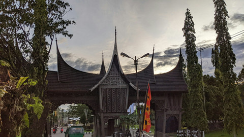Biaya Mandiri Unand 2025. Foto Gerbang Universitas Andalas. Sumber Unsplash Adli Hadiyan Munif