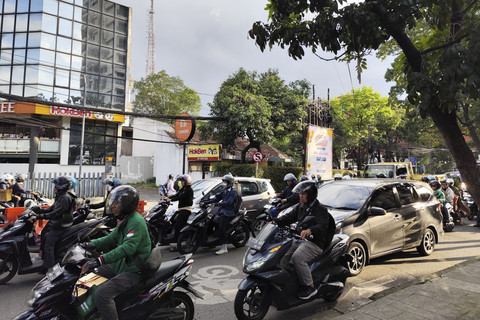 Sejumlah kendaraan melintas di di Simpang Dago, Bandung, Senin (30/6/2025). Foto: Alya Zahra/kumparan