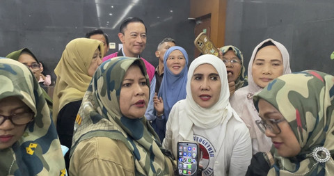Sejumlah ibu-ibu menyampaikan dukungan semangat dan mendoakan eks Menteri Perdagangan RI Thomas Trikasih Lembong atau Tom Lembong, usai menjalani persidangan kasus dugaan korupsi importasi gula, di Pengadilan Tipikor Jakarta, Senin (30/6/2025). Foto: Fadhil Pramudya/kumparan