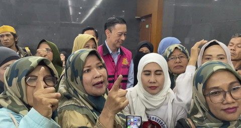 Sejumlah ibu-ibu menyampaikan dukungan semangat dan mendoakan eks Menteri Perdagangan RI Thomas Trikasih Lembong atau Tom Lembong, usai menjalani persidangan kasus dugaa... </div>
<div class=