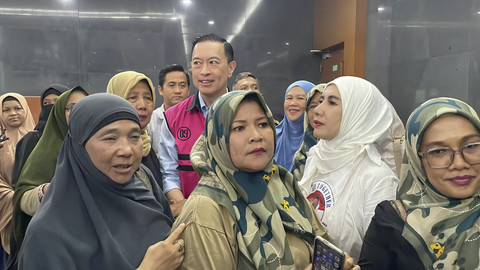 Sejumlah ibu-ibu menyampaikan dukungan semangat dan mendoakan eks Menteri Perdagangan RI Thomas Trikasih Lembong atau Tom Lembong, usai menjalani persidangan kasus dugaan korupsi importasi gula, di Pengadilan Tipikor Jakarta, Senin (30/6/2025). Foto: Fadhil Pramudya/kumparan