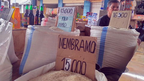Beras yang dijual di Pasar Pinasungkulan, Kota Manado, Sulawesi Utara.