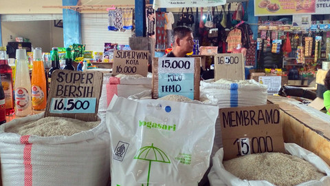 Ragam beras yang dijual pedagang di Pasar Pinasungkulan, Kota Manado, Sulawesi Utara.