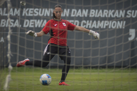 Kiper Timnas Putri Indonesia Iris de Rouw menendang bola saat sesi latihan di Dewa United Arena, Kabupaten Tangerang, Banten, Sabtu (28/6/2025). Foto: Putra M. Akbar/ANTARA FOTO