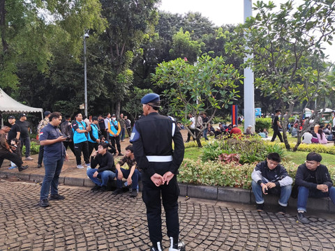 Warga mulai memadati kawasan Monas jelang perayaan HUT Bhayangkara ke-79 di Monas, Jakarta, pada Selasa (1/7/2025).  Foto: Luthfi Humam/kumparan