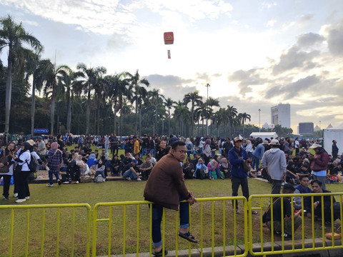 Warga mulai memadati kawasan Monas jelang perayaan HUT Bhayangkara ke-79 di Monas, Jakarta, pada Selasa (1/7/2025). Foto: Luthfi Humam/kumparan