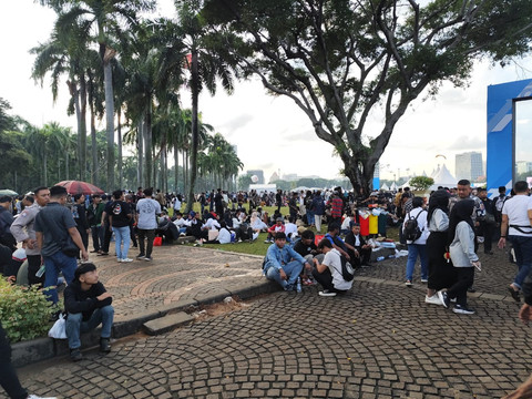Warga mulai memadati kawasan Monas jelang perayaan HUT Bhayangkara ke-79 di Monas, Jakarta, pada Selasa (1/7/2025). Foto: Luthfi Humam/kumparan