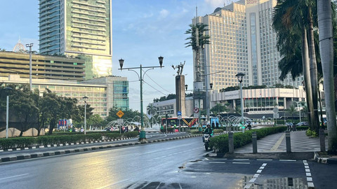 Arus lalu lintas Jalan Jenderal Sudirman, Jakarta Selatan dan Bundaran HI, Jakarta Pusat terpantau lancar jelang HUT Bhayangkara di Monas, Selasa (1/7). Foto: Nasywa Athifah/kumparan