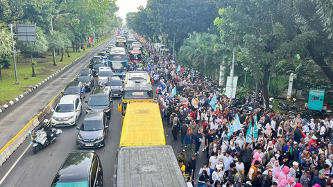 Suasana di Jalan Medan Merdeka Barat, Jakarta Pusat arah Monas dipadati pengunjung dan kendaraan, Selasa (1/7). Foto: Nasywa Athifah/kumparan