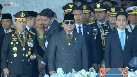 Presiden Prabowo Subianto menghadiri upacara HUT Bhayangkara ke-79 di Monas, Jakarta, Selasa (1/7/2025). Foto: Youtube/Sekretariat Presiden