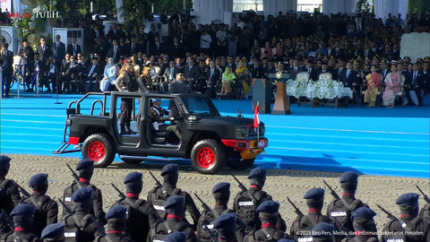 Presiden Indonesia Prabrowo Subianto Bersama Kapolri Jenderal Listyo Sigit Prabowo melakukan Inspeksi angoota dalam ipacara HUT Bhayangkara ke-79 di Monas, Jakarta Pusat, Selasa (1/6/2025). Foto: Youtube/Sekretariat Presiden