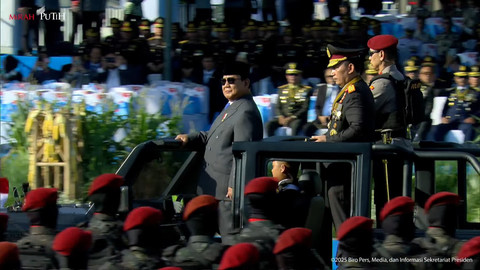 Presiden Indonesia Prabrowo Subianto Bersama Kapolri Jenderal Listyo Sigit Prabowo melakukan Inspeksi angoota dalam ipacara HUT Bhayangkara ke-79 di Monas, Jakarta Pusat, Selasa (1/6/2025). Foto: Youtube/Sekretariat Presiden