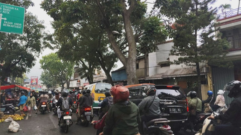 Suasana kemacetan di beberapa ruas jalan di Bandung, Selasa (1/7/2025). Foto: Alya Zahra/kumparan