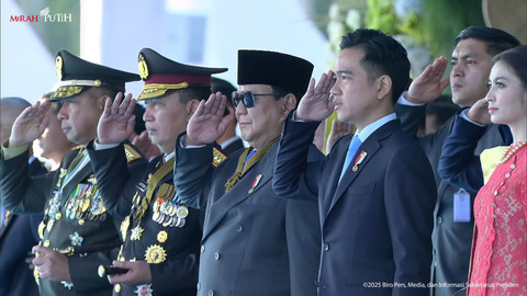 Panglima TNI Jenderal TNI Agus Subiyanto (kiri) menghadiri upacara HUT Bhayangkara ke-79 di Monas, Jakarta, Selasa (1/7/2025). Foto: Youtube/Sekretariat Presiden