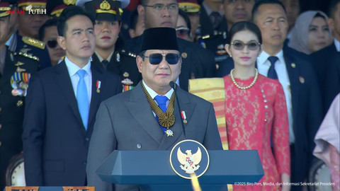 Presiden Prabowo Subianto menghadiri upacara HUT Bhayangkara ke-79 di Monas, Jakarta, Selasa (1/7/2025). Foto: Youtube/Sekretariat Presiden