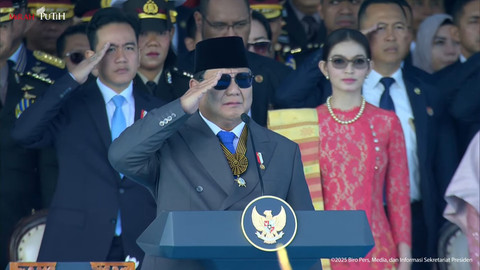 Presiden Prabowo Subianto menghadiri upacara HUT Bhayangkara ke-79 di Monas, Jakarta, Selasa (1/7/2025). Foto: Youtube/Sekretariat Presiden