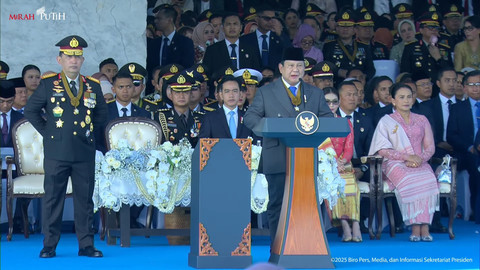 Presiden Prabowo Subianto menghadiri upacara HUT Bhayangkara ke-79 di Monas, Jakarta, Selasa (1/7/2025). Foto: Youtube/Sekretariat Presiden
