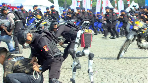 Robot humanoid yang ditampilkan selama upacara HUT Bhayangkara ke-79 di Monas, Jakarta, Selasa (1/7/2025). Foto: Youtube/Sekretariat Presiden