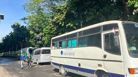 Bus-bus yang membawa pengunjung hadiri HUT Bhayangkara ke-79 di Masjis Istiqlal, Jakarta, Selasa (1/7/2025). Foto: Nasywa Athifah/kumparan