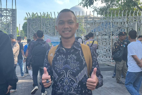 Feby (32), salah satu warga dari Sumedang yang hadir ke Monas, Jakarta Pusat untuk rayakan HUT Bhayangkara ke-79, Selasa (1/7/2025). Foto: Nasywa Athifah/kumparan