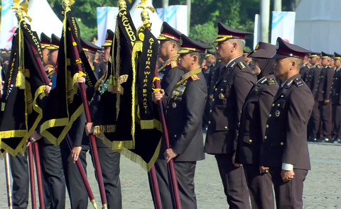 Penganugerahan Bintang Kehormatan dan Bhayangkara Nararya kepada pejabat Polri saat upacara HUT Bhayangkara ke-79 di Monumen Nasional (Monas), Jakarta, Selasa (1/7/2025). Foto: Youtube/Sekretariat Presiden