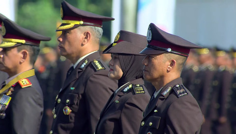 Penganugerahan Bintang Kehormatan dan Bhayangkara Nararya kepada pejabat Polri saat upacara HUT Bhayangkara ke-79 di Monumen Nasional (Monas), Jakarta, Selasa (1/7/2025). Foto: Youtube/Sekretariat Presiden