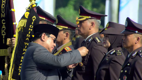 Penganugerahan Bintang Kehormatan dan Bhayangkara Nararya kepada pejabat Polri saat upacara HUT Bhayangkara ke-79 di Monumen Nasional (Monas), Jakarta, Selasa (1/7/2025). Foto: Youtube/Sekretariat Presiden